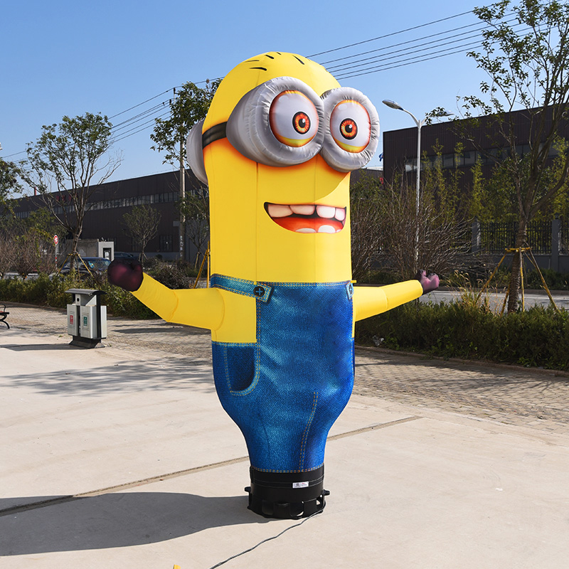 Figura de Minion con un abanico inflable, hombre publicitario bailando, hombre agitando la mano